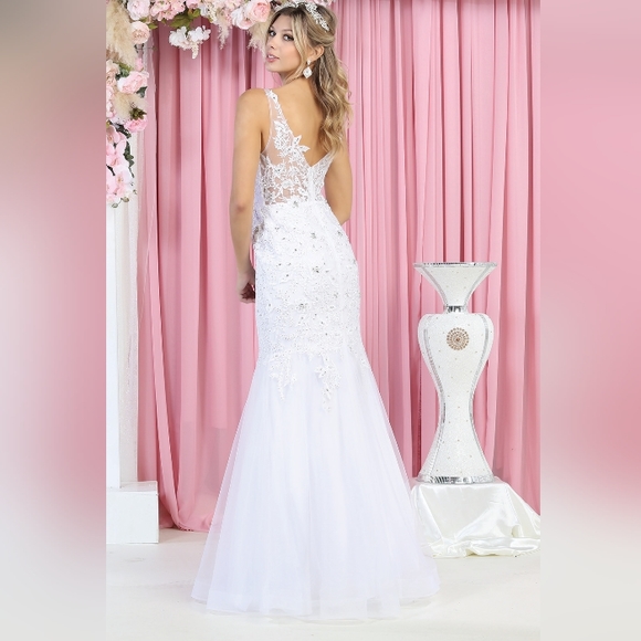 V neckline long off white mermaid lace beaded gown - Picture 4 of 7